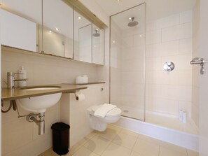 Bathroom - Spacious Two-Bed Apartment in London Excel (Greater London)