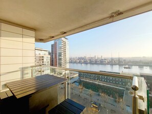 Property grounds - Spacious Two-Bed Apartment in London Excel (Greater London)