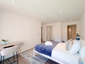 Desk, WiFi - Spacious Two-Bed Apartment in London Excel (Greater London)
