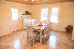 Dining - Charming 3-bedroom Farmhouse in Newport (Newport)