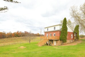 Exterior - Charming 3-bedroom Farmhouse in Newport (Newport)