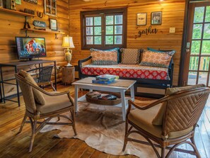 4 bedrooms, desk, internet, bed sheets