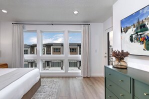 3 bedrooms, desk, iron/ironing board, free WiFi - Moose Mgmt-Point at Current: Pvt Hot Tub-3 Minutes to DV Skiing (Park City)