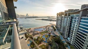 Een hoog hotel met uitzicht op een jachthaven en stadshemelbeeld.