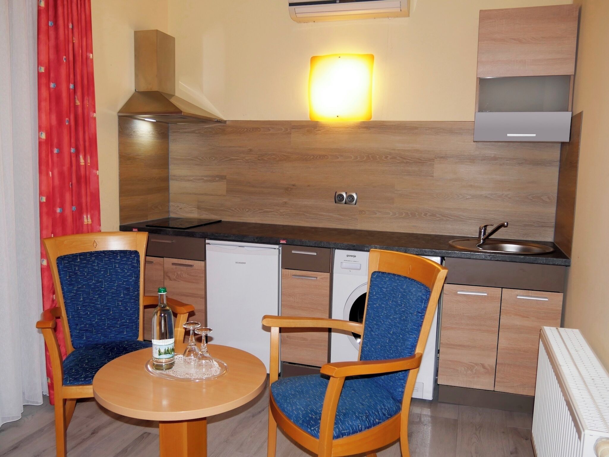 Huoneisto, parveke, näköala puutarhaan | Yksityinen keittiö | Syöttötuoli