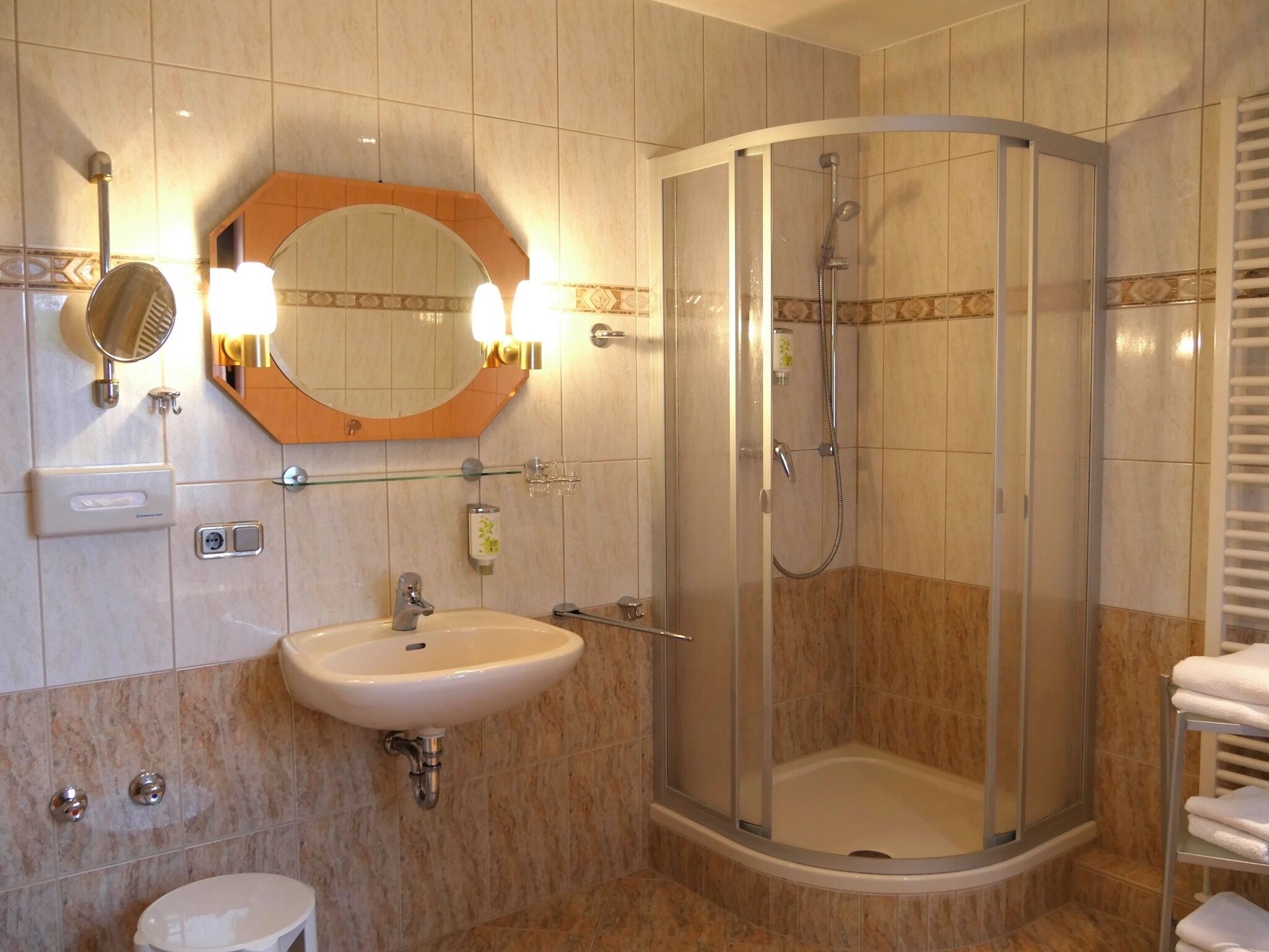 Studiosuite, 1 Queen-Bett, Nichtraucher | Badezimmer | Badewanne und Dusche (separat), Haartrockner, Hausschuhe, Handtücher