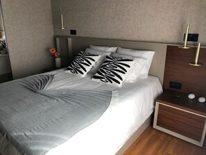 Iron/ironing board, Internet, bed sheets