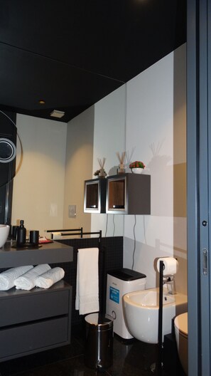 Shower, hair dryer, bidet, towels - HEAVEN AND SEA IN MADEIRA (Funchal)