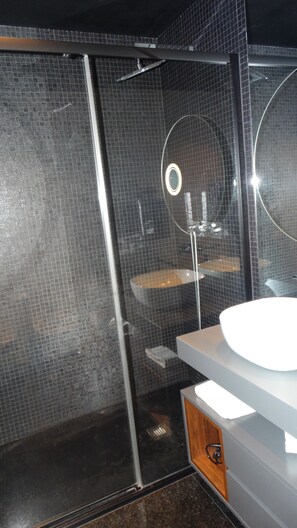 Shower, hair dryer, bidet, towels - HEAVEN AND SEA IN MADEIRA (Funchal)