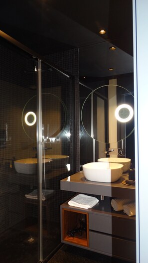 Shower, hair dryer, bidet, towels - HEAVEN AND SEA IN MADEIRA (Funchal)