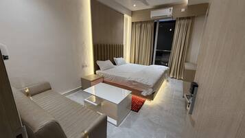 Deluxe Double Room | Desk, laptop workspace