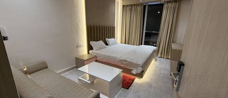 Habitación doble Deluxe | Escritorio y espacio para trabajar con laptop