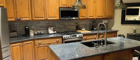 Microondas, horno, placa de cocina y lavavajillas