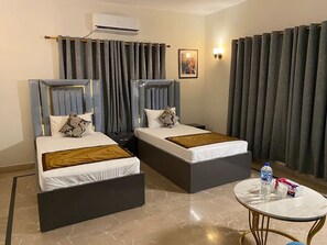 Deluxe-Doppelzimmer, Stadtblick | Schallisolierte Zimmer, Bügeleisen/Bügelbrett, kostenloses WLAN