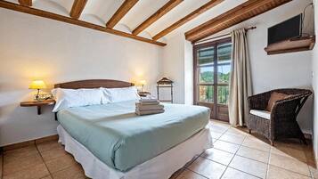 House | 6 bedrooms, iron/ironing board, bed sheets