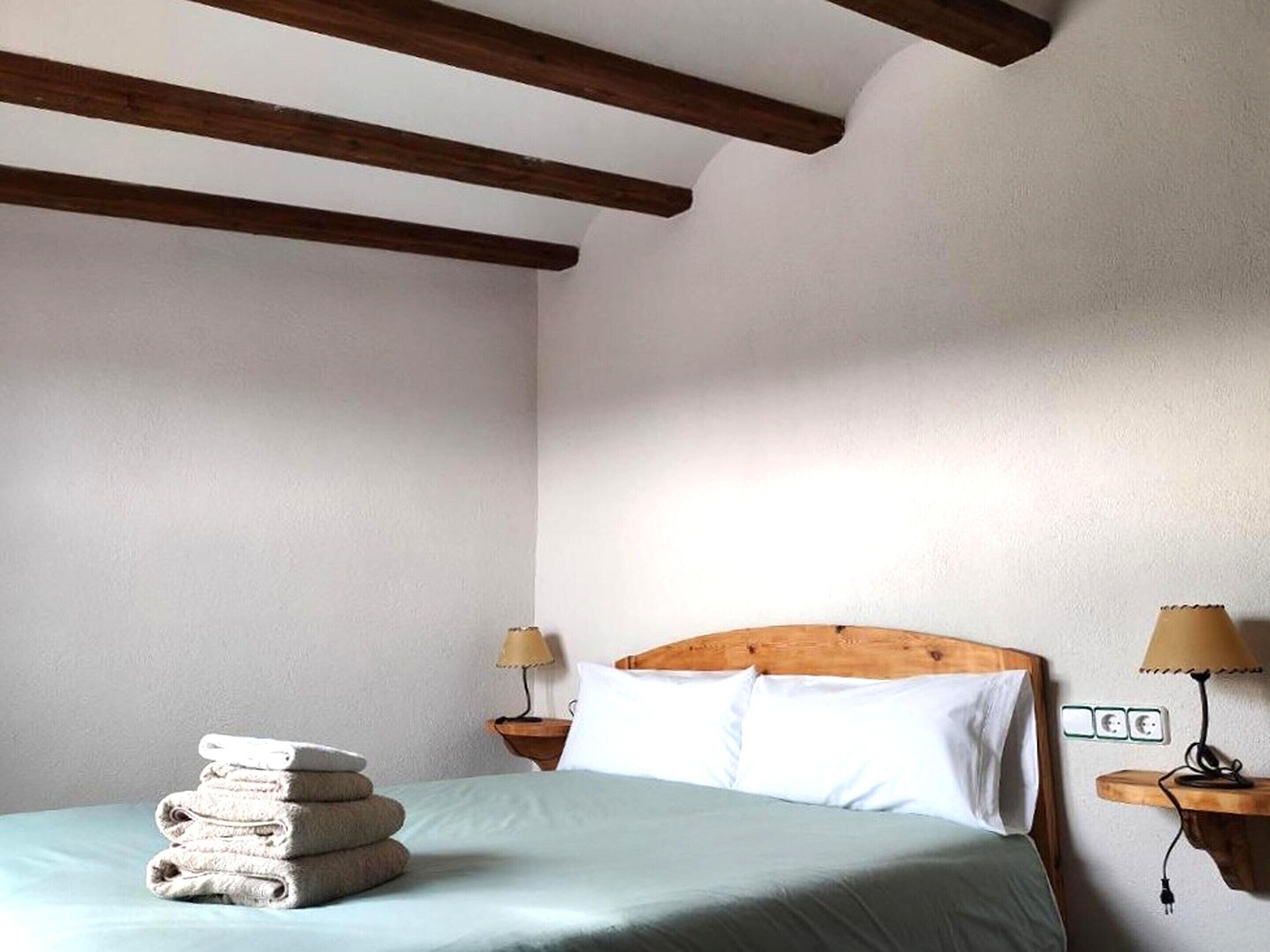 House | 6 bedrooms, iron/ironing board, bed sheets