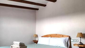 House | 6 bedrooms, iron/ironing board, bed sheets