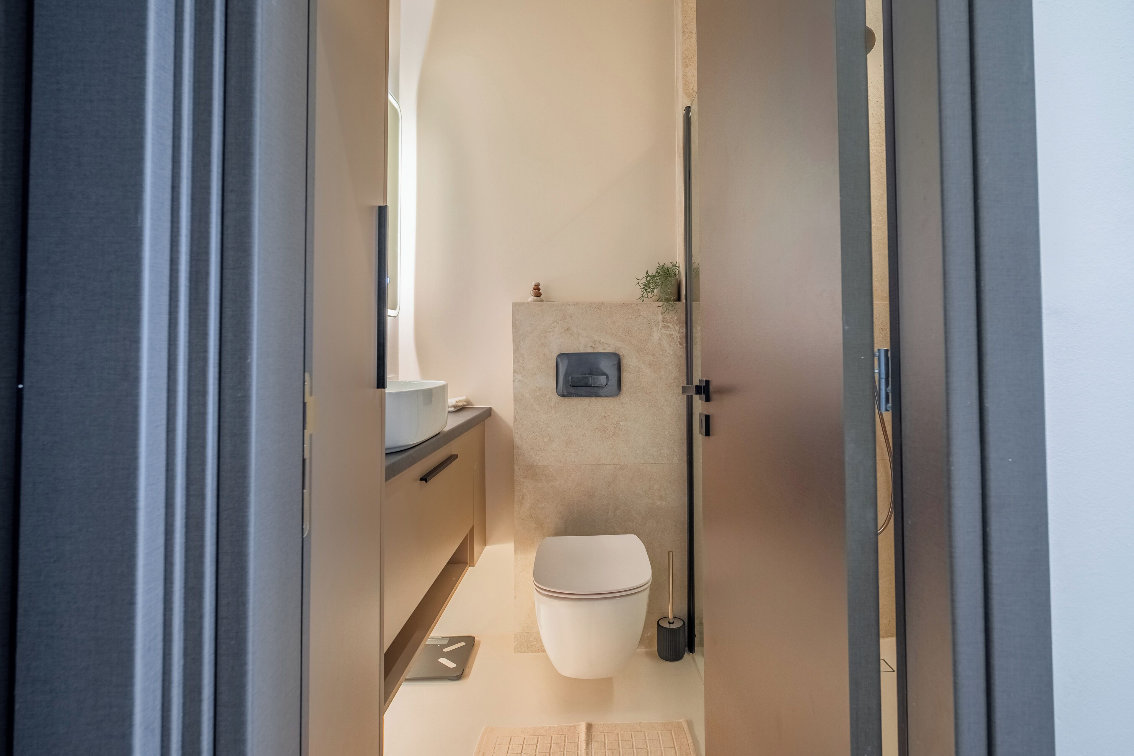 Een douche, een haardroger, handdoeken, zeep