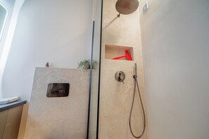 Shower, hair dryer, towels, soap - Designer maisonette 2 bedrooms • Terrace - Barbecue table - Fitness area (Chlorakas)