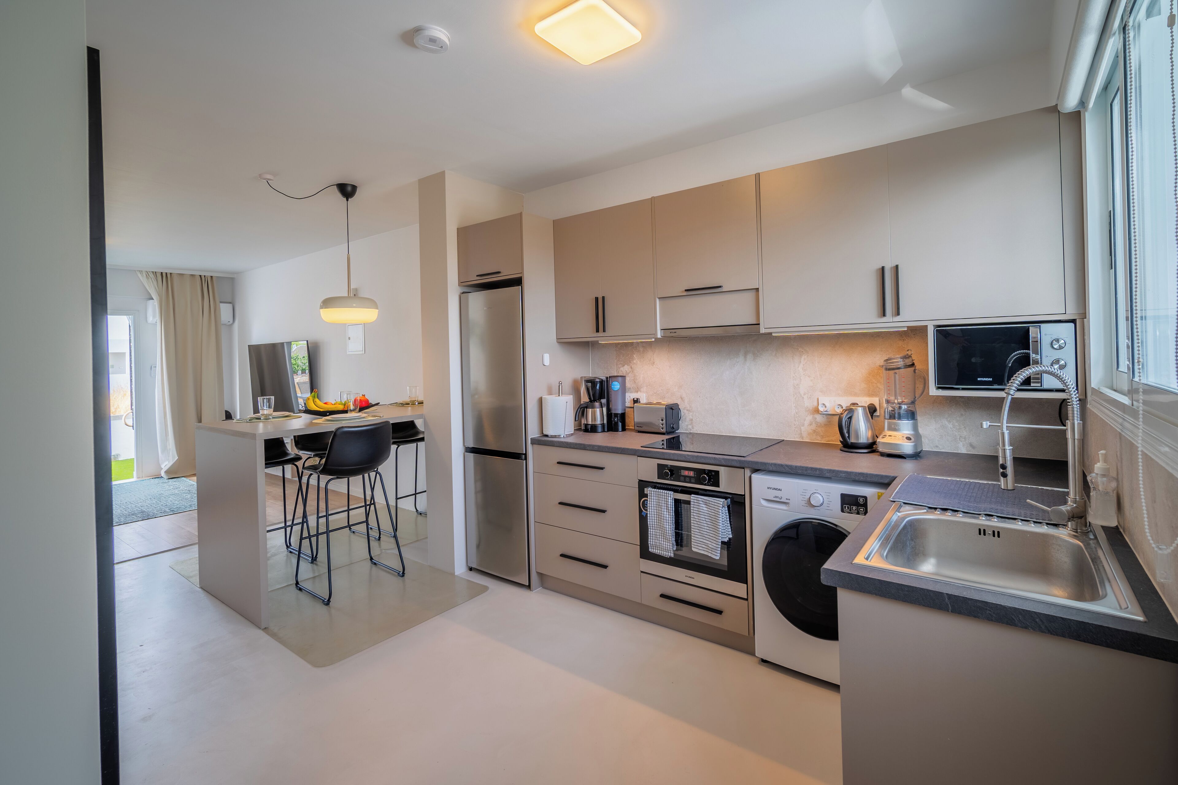 Kjøleskap, mikrobølgeovn, ovn og kokeplater