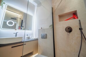 Douche, sèche-cheveux, serviettes fournies, savon