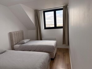 4 dormitorios, tabla de planchar con plancha, cuna de viaje