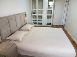 4 quartos, ferros/tábuas de passar roupa, berço de viagem