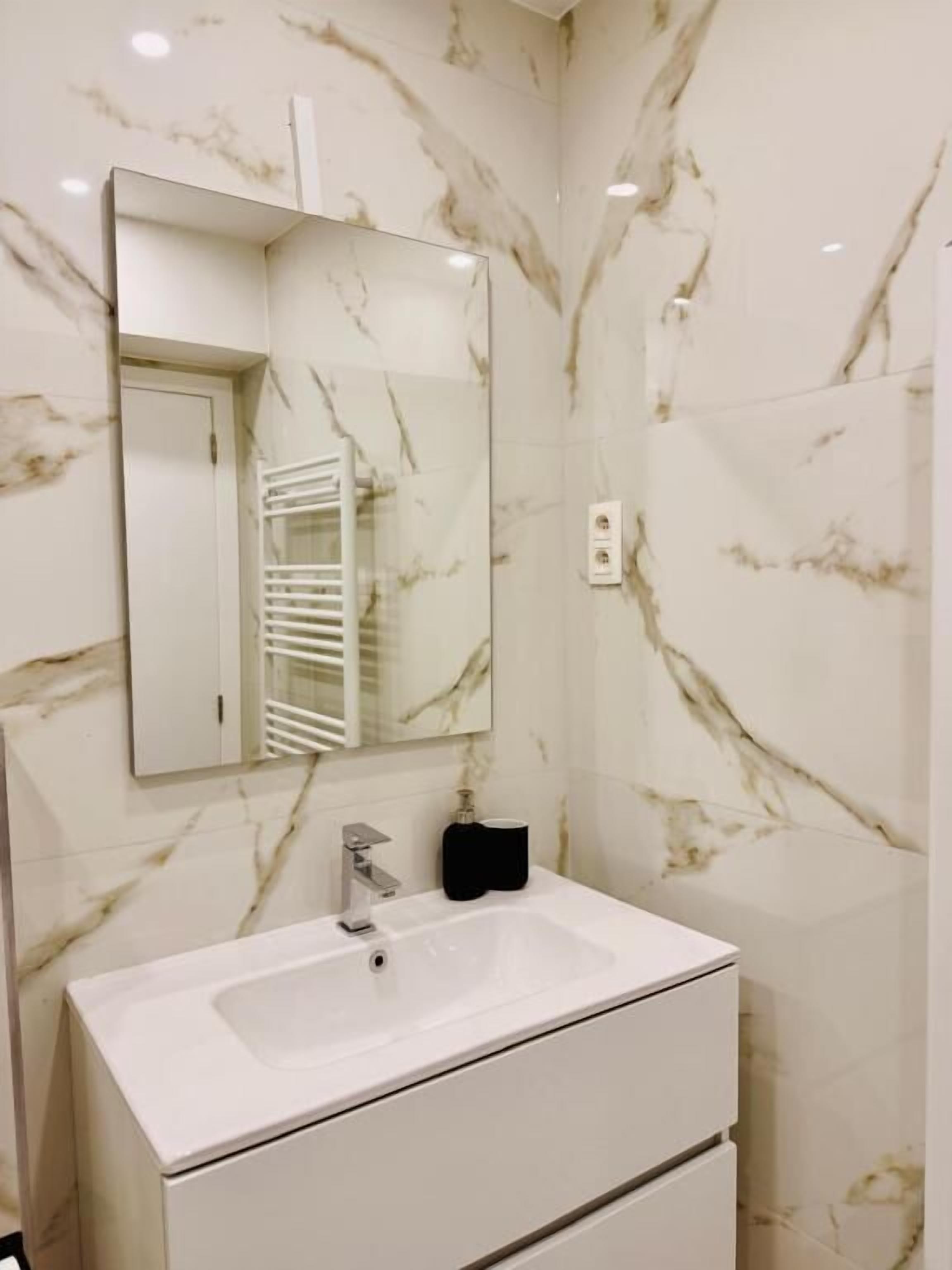 Een douche, een haardroger, handdoeken