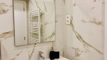 Een douche, een haardroger, handdoeken