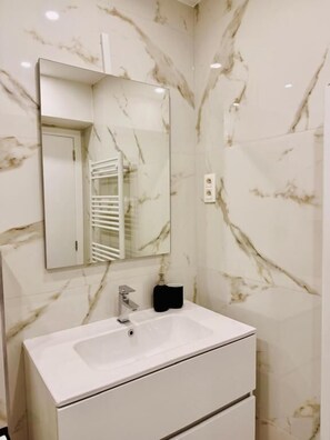 Shower, hair dryer, towels