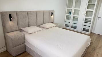 4 slaapkamers, een strijkplank/strijkijzer, reisbedje, gratis wifi