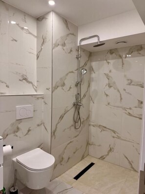 Een douche, een haardroger, handdoeken