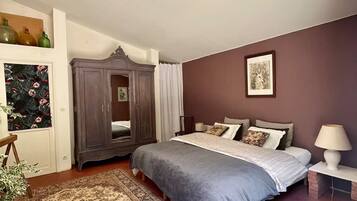 2 bedrooms, travel cot, free WiFi, bed sheets