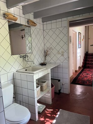 Ducha, secador de pelo, toallas y jabón