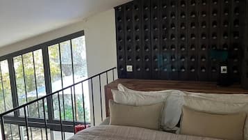 2 bedrooms, travel crib, free WiFi, bed sheets