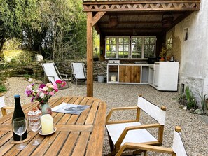 Outdoor dining - Le clos des Lilas (Montreuil-aux-Lions)