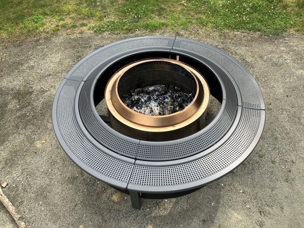 Solo Stove Campfires - Walk to the Beach, Great Yard, Outdoor Shower, Beach Gear & Entire Home (West Yarmouth)
