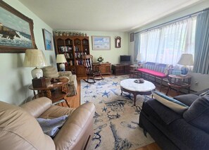 Smart TV, books, stereo - Walk to the Beach, Great Yard, Outdoor Shower, Beach Gear & Entire Home (West Yarmouth)