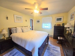 3 bedrooms, iron/ironing board, travel cot, free WiFi - Walk to the Beach, Great Yard, Outdoor Shower, Beach Gear & Entire Home (West Yarmouth)
