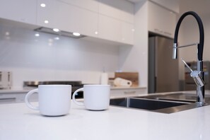 Micro-ondes, four, plaque de cuisson, serviettes en papier