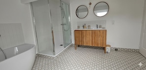 Dusche, Haartrockner, Toilettenpapier