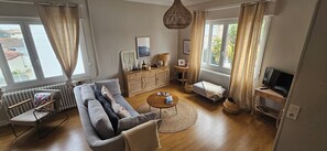 Smart TV, ping pong, books, stereo