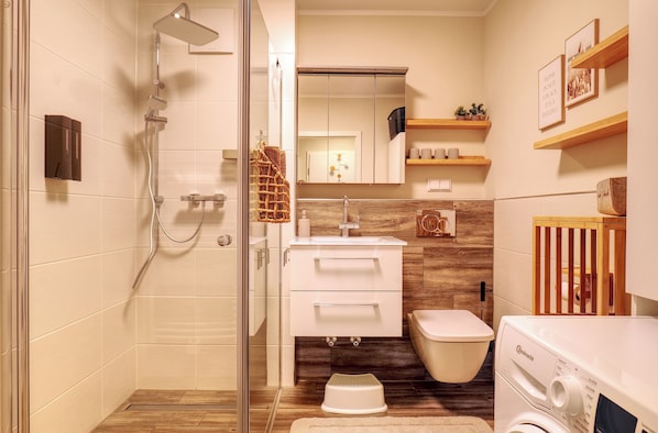 Shower, hair dryer, towels, soap - Ankerplatz-Neumarkt - My vacation apartment in the heart of Bremerhaven! (Bremerhaven)