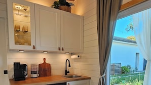 Coffee/tea maker, fridge, microwave, stovetop