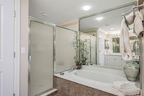 Shower, towels - Luxury Gulf-Front Escape at En Soleil, Two King Suites & Stunning Views (Panama City)
