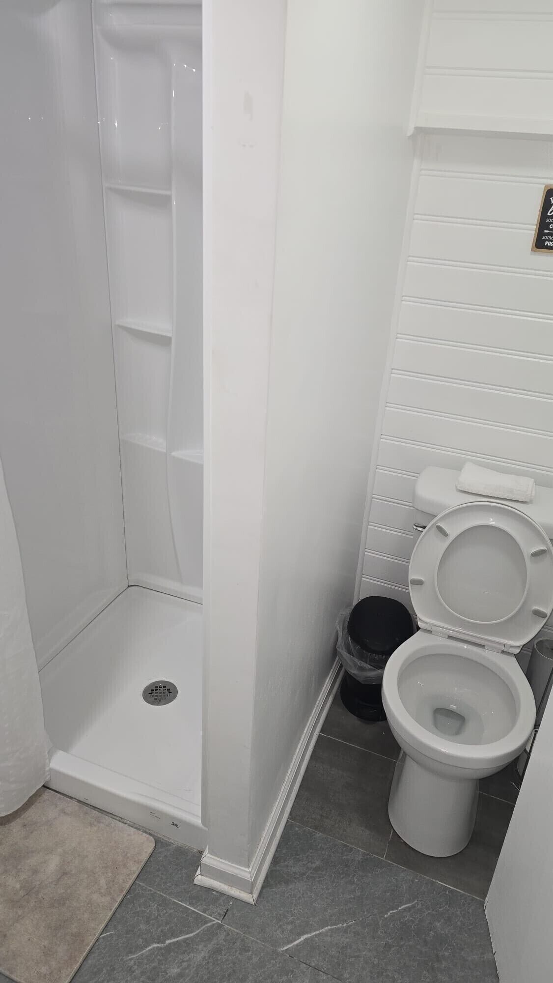 シャワー、タオル、石鹸、トイレットペーパー