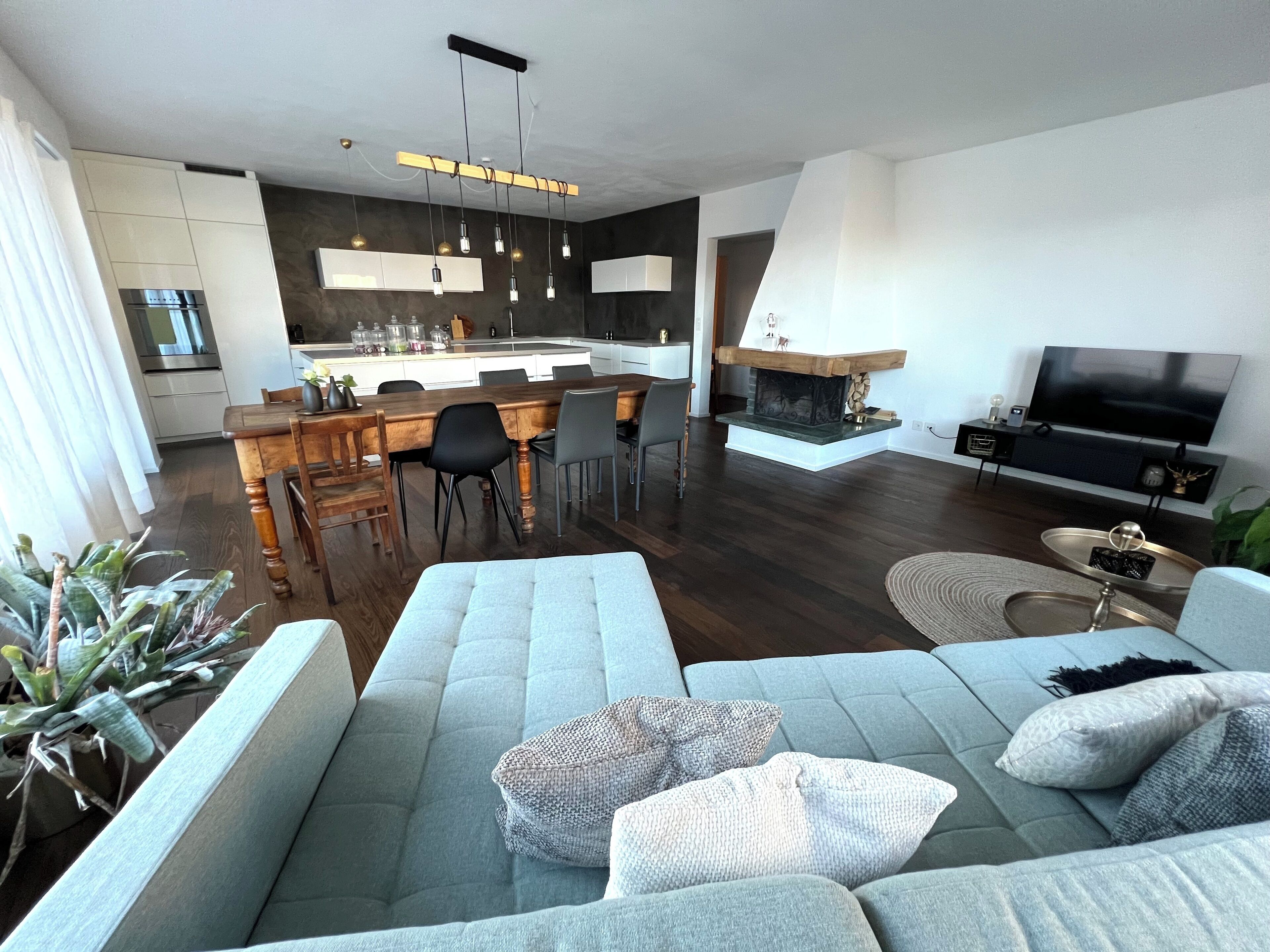 TV connectée, cheminée, livres