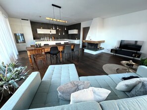 Smart-TV, Kamin, Bücher