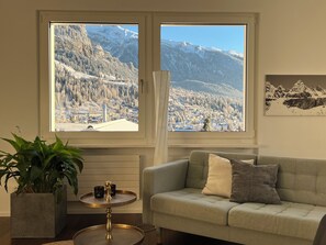 Smart TV, fireplace, books - 3.5 room apartment "Casa Pluschein" with a dream view in a prime location in Flims (Flims Waldhaus)