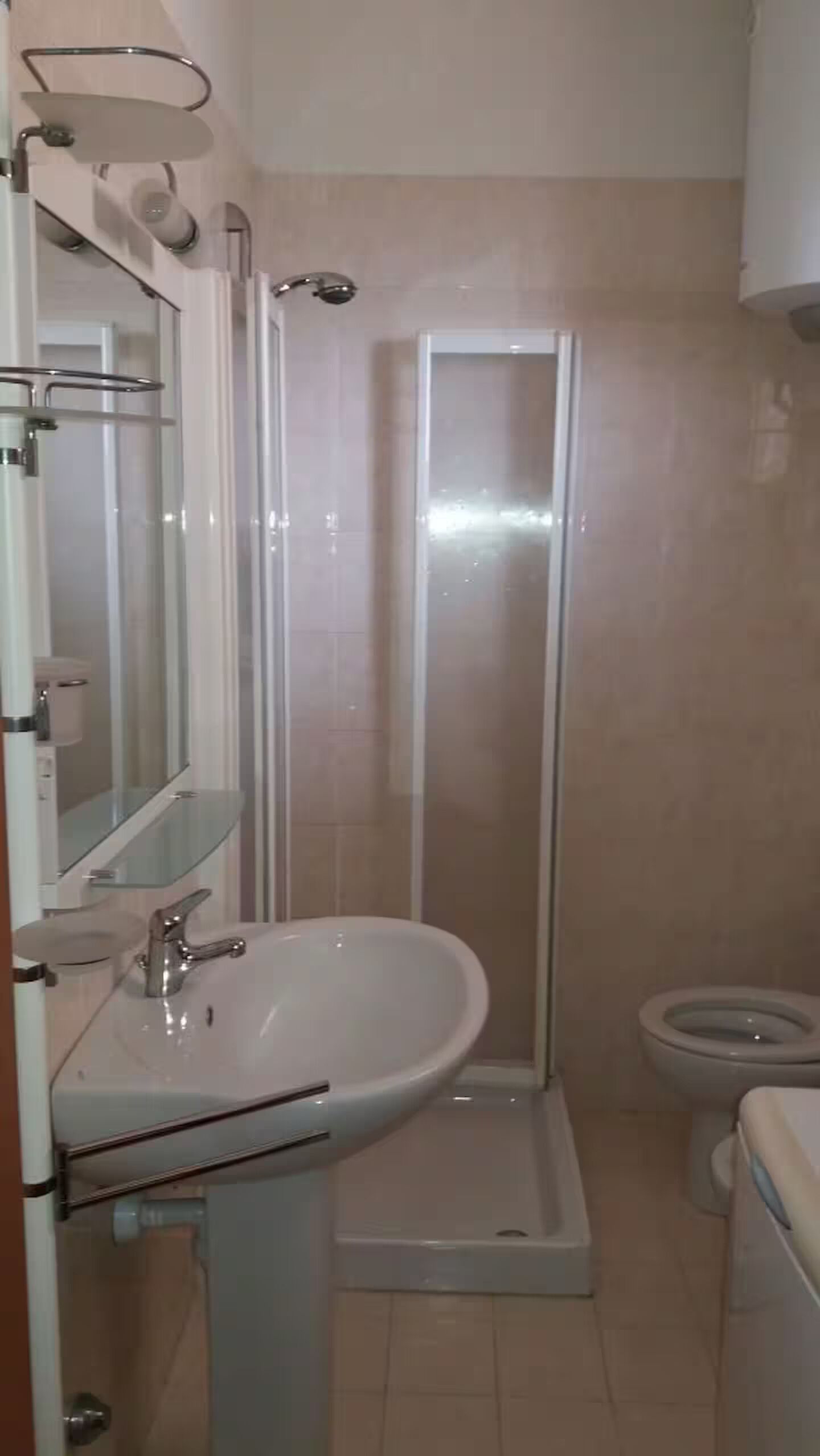 Ducha, secador de pelo y bidé